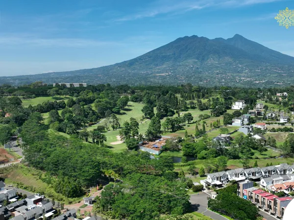 Kawasan Rancamaya Golf Estate dengan latar Gunung Salak, Bogor